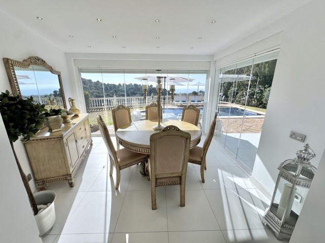 5 Bedrooms Villa in Calahonda