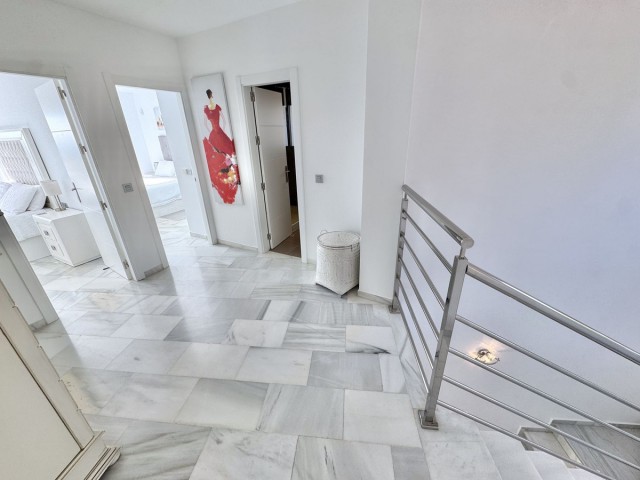 5 Bedrooms Villa in Calahonda