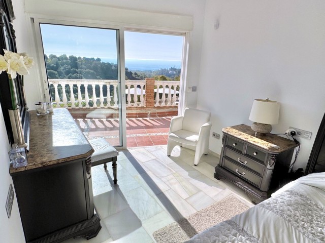 5 Bedrooms Villa in Calahonda
