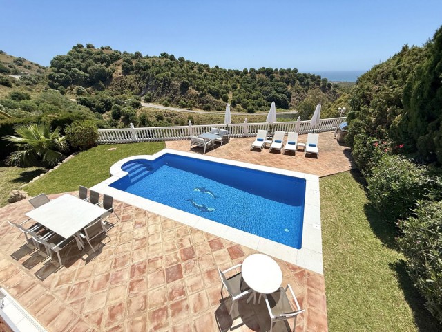 5 Bedrooms Villa in Calahonda