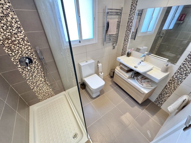 5 Bedrooms Villa in Calahonda