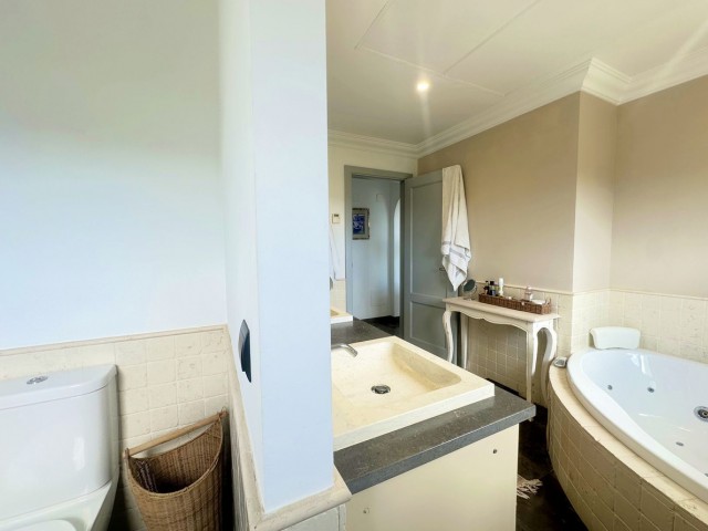 5 Bedrooms Villa in Sotogrande Alto