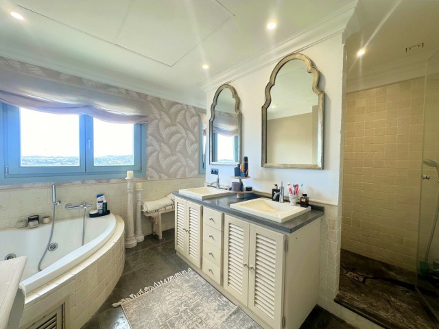 5 Bedrooms Villa in Sotogrande Alto