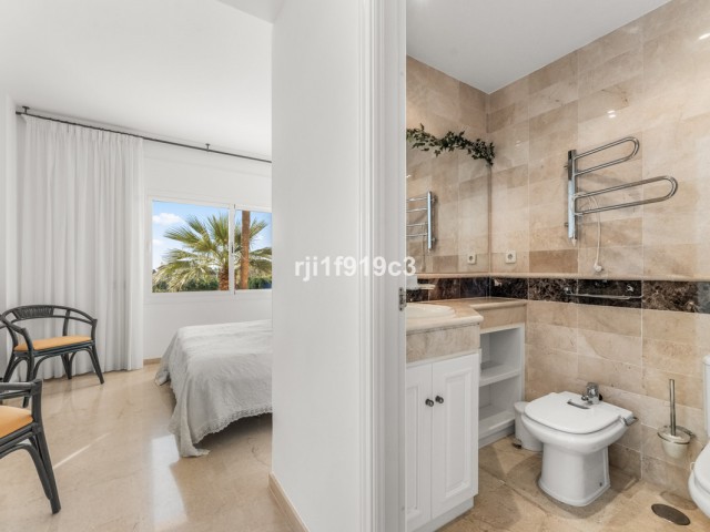 3 Bedrooms Apartment in Elviria