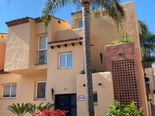 Maison mitoyenne avec 4 Chambres  à Nueva Andalucía