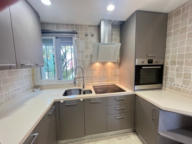 Maison mitoyenne avec 4 Chambres  à Nueva Andalucía