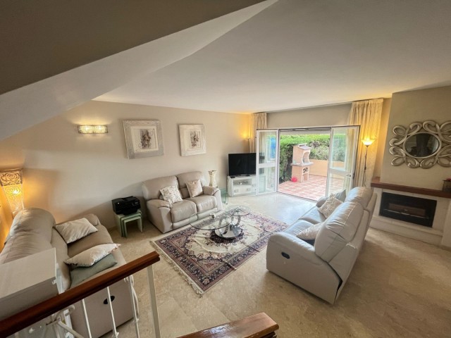 Maison mitoyenne avec 4 Chambres  à Nueva Andalucía