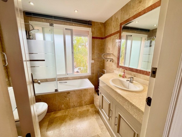 Maison mitoyenne avec 4 Chambres  à Nueva Andalucía