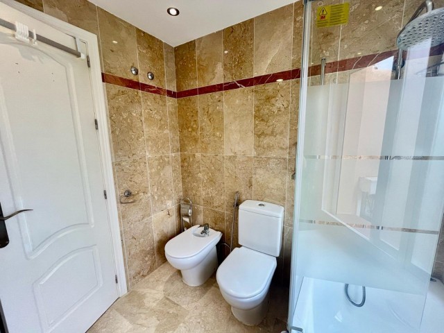 Maison mitoyenne avec 4 Chambres  à Nueva Andalucía