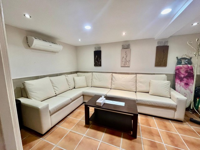 Maison mitoyenne avec 4 Chambres  à Nueva Andalucía