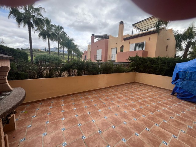 Maison mitoyenne avec 4 Chambres  à Nueva Andalucía