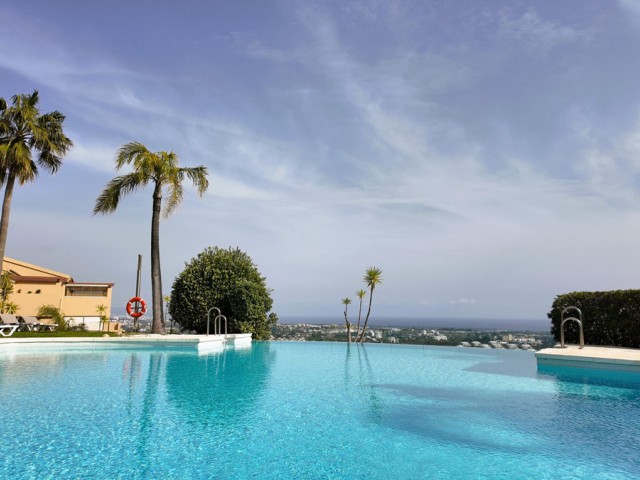 Apartamento con 4 Dormitorios  en Benahavís