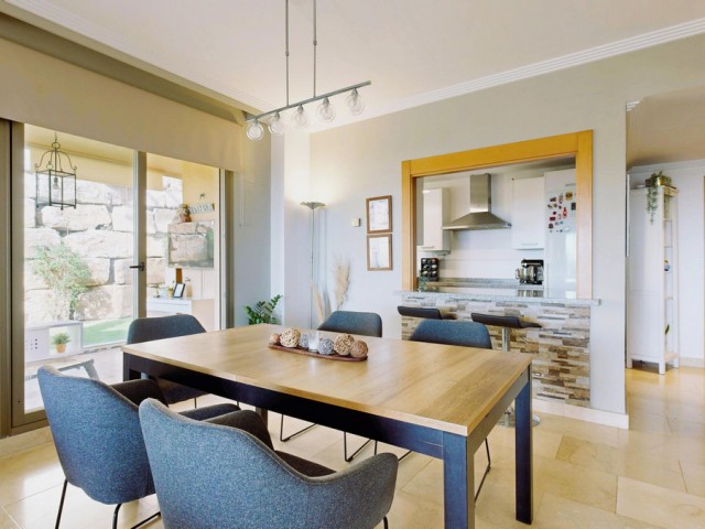 Apartamento con 4 Dormitorios  en Benahavís