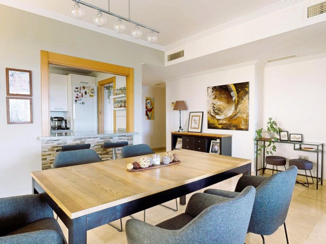 Apartamento con 4 Dormitorios  en Benahavís