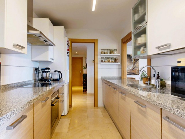 Apartamento con 4 Dormitorios  en Benahavís