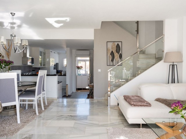 Maison mitoyenne avec 3 Chambres  à Calahonda