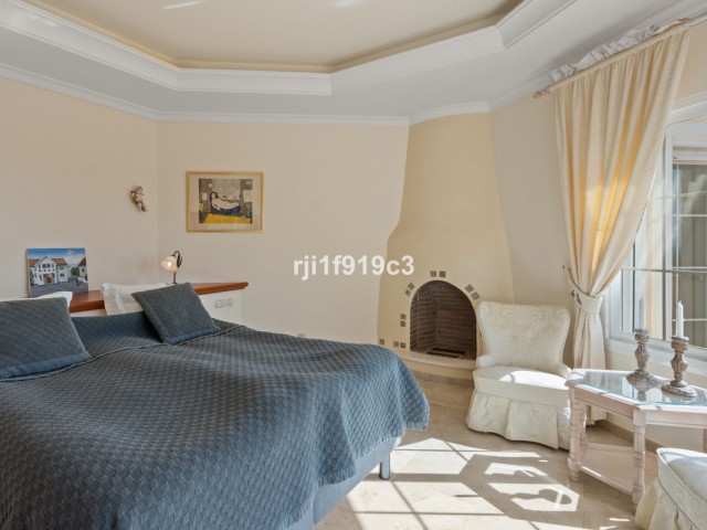 4 Bedrooms Villa in Elviria
