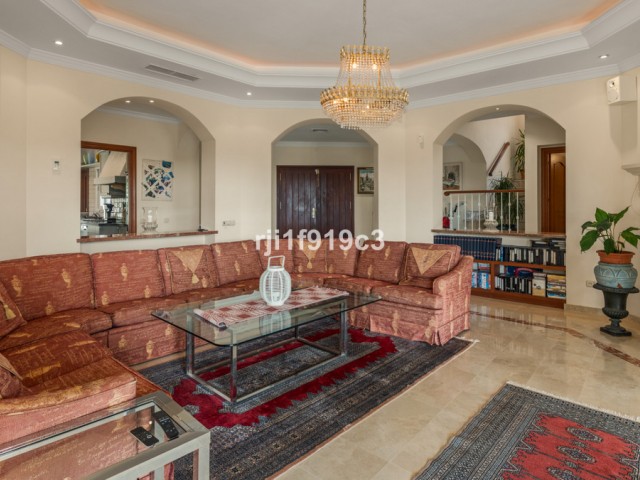 4 Bedrooms Villa in Elviria