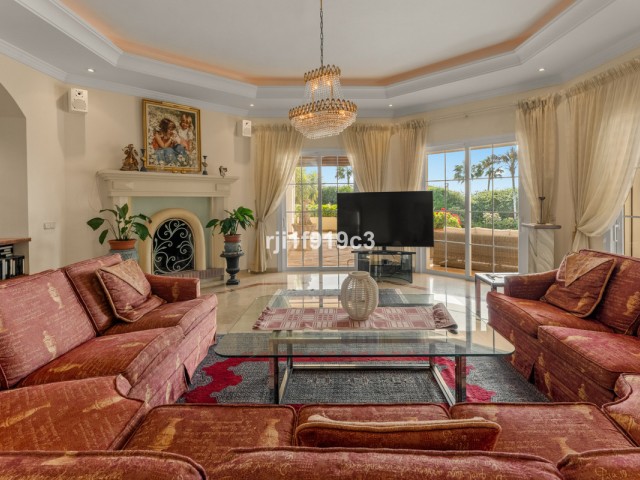 4 Bedrooms Villa in Elviria
