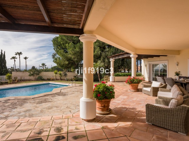 4 Bedrooms Villa in Elviria