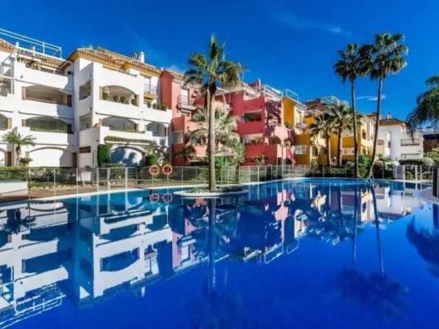 Apartamento con 4 Dormitorios  en Marbella