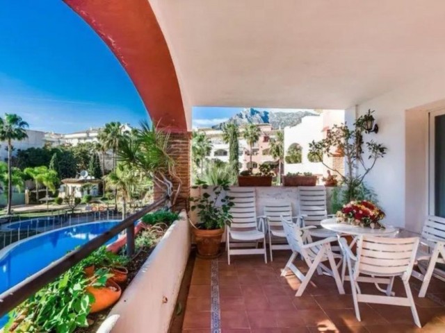 Apartamento con 4 Dormitorios  en Marbella