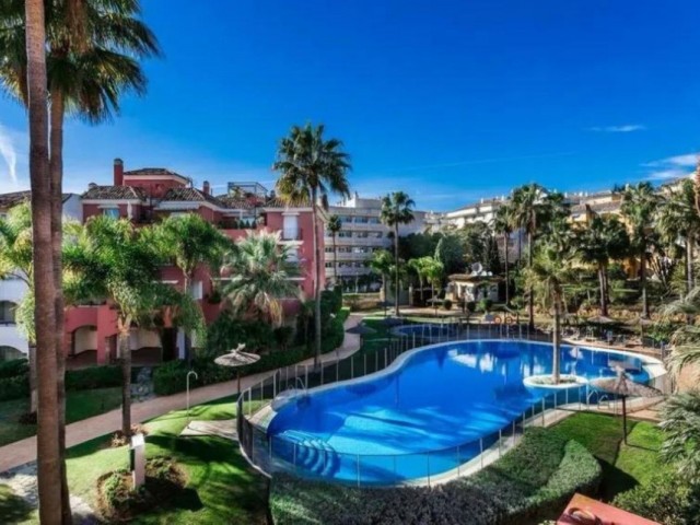 Apartamento con 4 Dormitorios  en Marbella