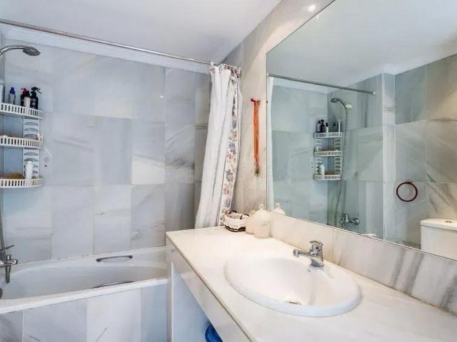 Apartamento con 4 Dormitorios  en Marbella