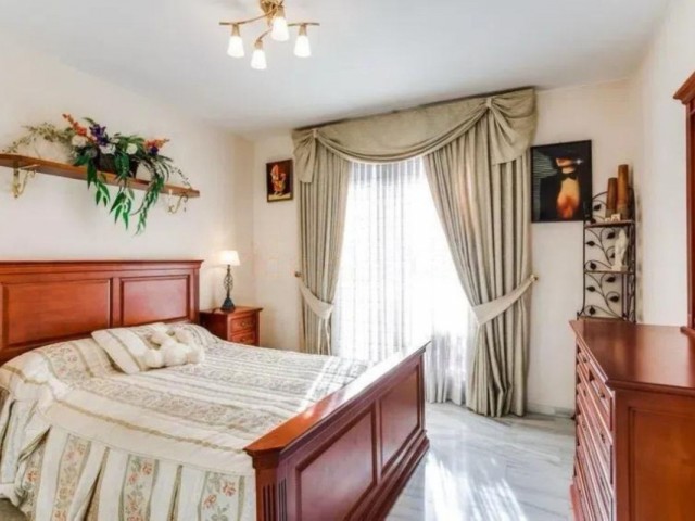 Apartamento con 4 Dormitorios  en Marbella