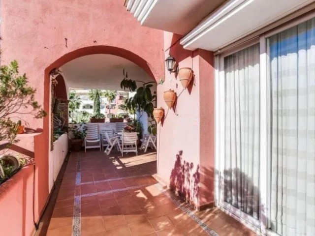 Apartamento con 4 Dormitorios  en Marbella