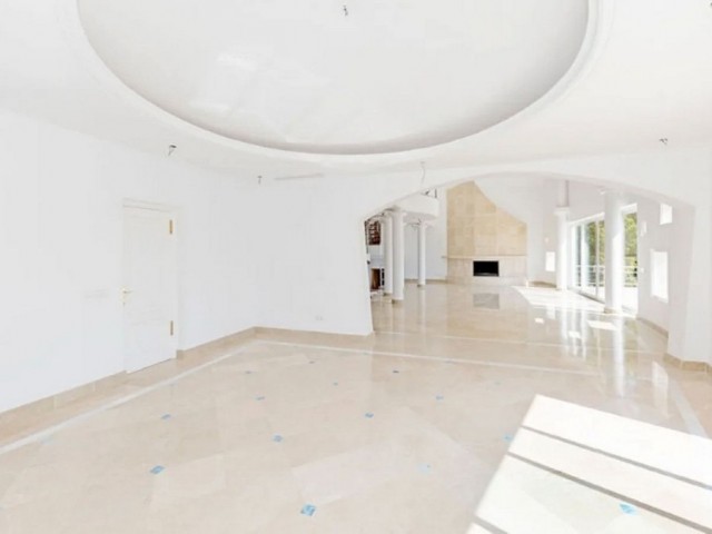 5 Bedrooms Villa in Los Almendros