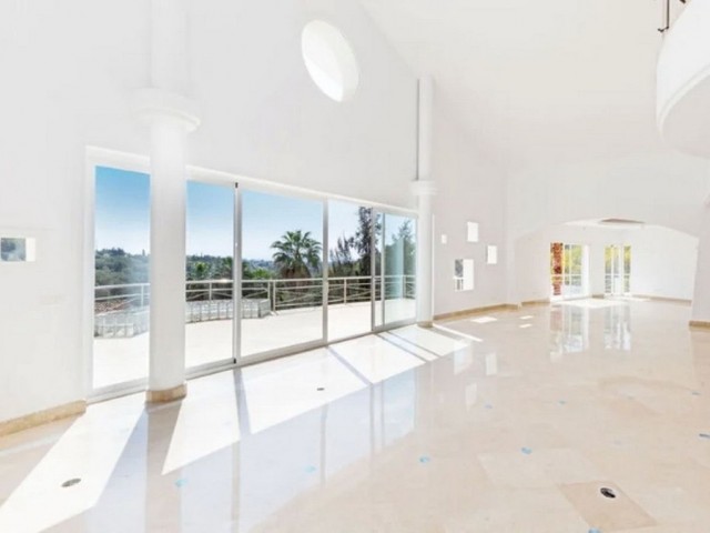 5 Bedrooms Villa in Los Almendros