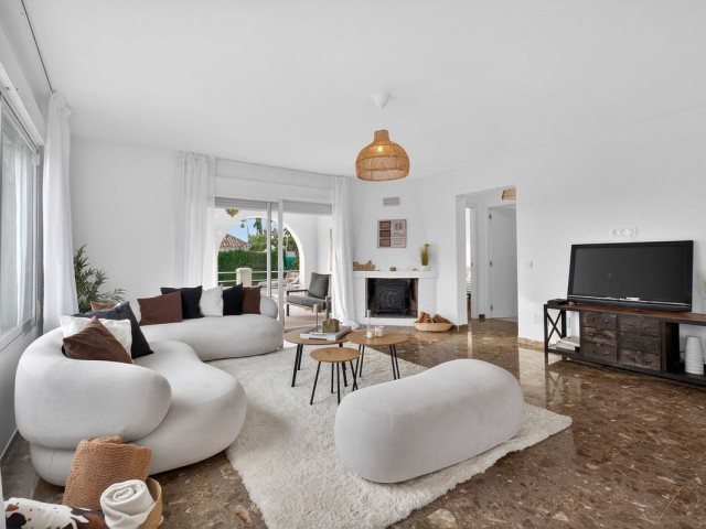 4 Bedrooms Villa in Elviria