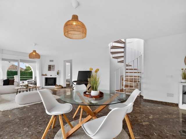 4 Bedrooms Villa in Elviria