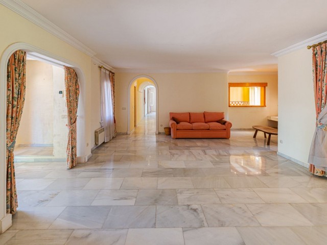 4 Bedrooms Villa in New Golden Mile