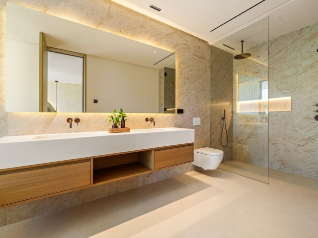 5 Bedrooms Villa in Marbella