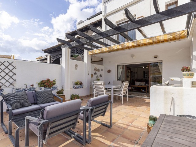 Maison mitoyenne avec 4 Chambres  à La Duquesa