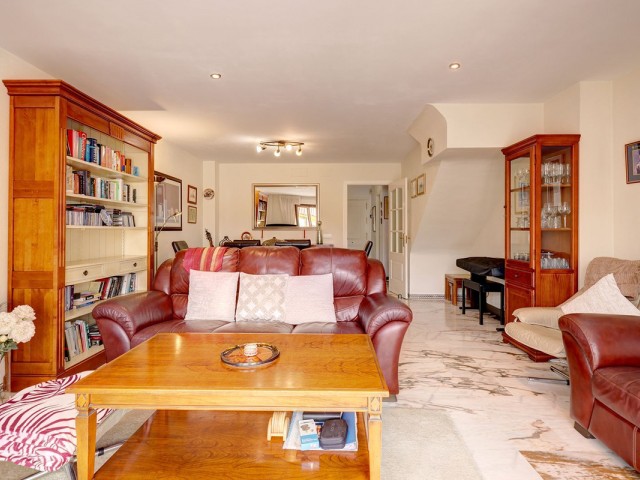 Maison mitoyenne avec 4 Chambres  à La Duquesa