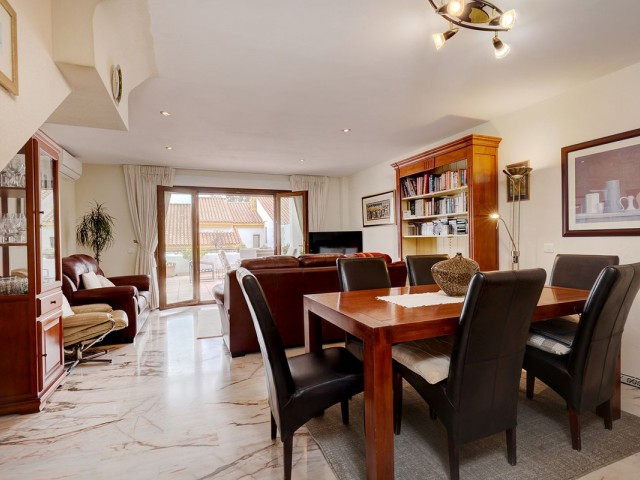 Maison mitoyenne avec 4 Chambres  à La Duquesa