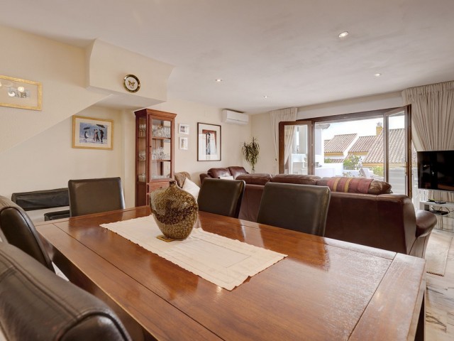 Maison mitoyenne avec 4 Chambres  à La Duquesa