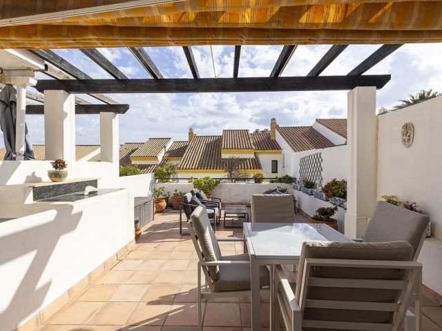 Maison mitoyenne avec 4 Chambres  à La Duquesa