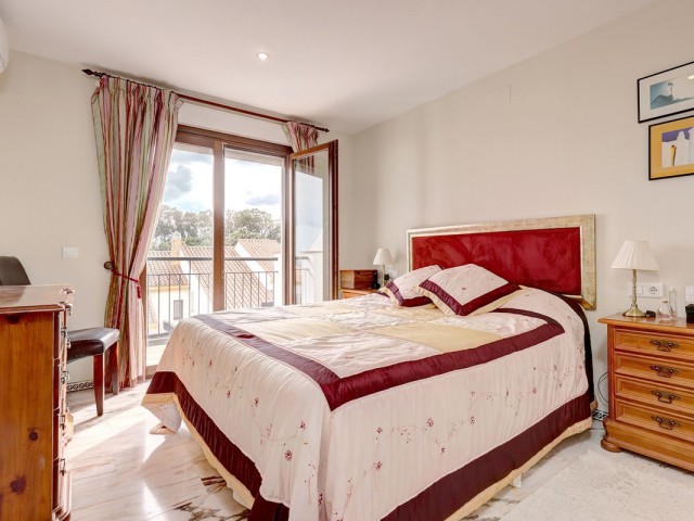 Maison mitoyenne avec 4 Chambres  à La Duquesa