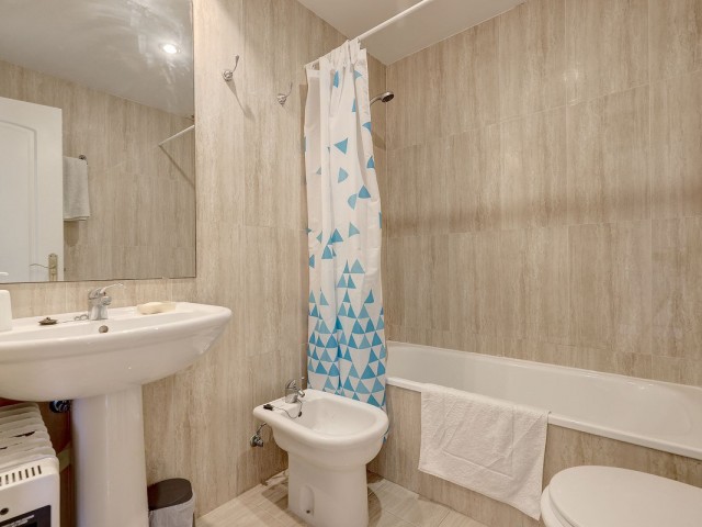 Maison mitoyenne avec 4 Chambres  à La Duquesa