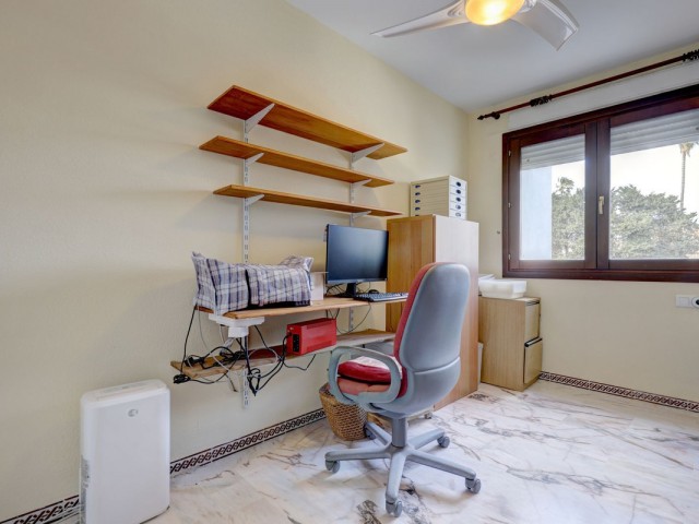 Maison mitoyenne avec 4 Chambres  à La Duquesa