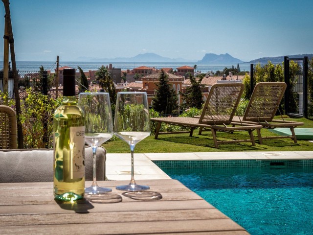 Adosado con 4 Dormitorios  en Estepona