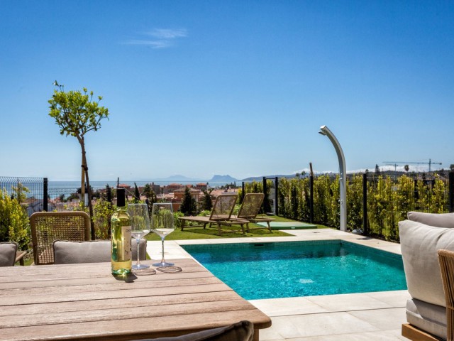 Adosado con 4 Dormitorios  en Estepona