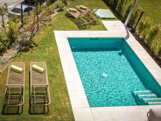 Adosado con 4 Dormitorios  en Estepona