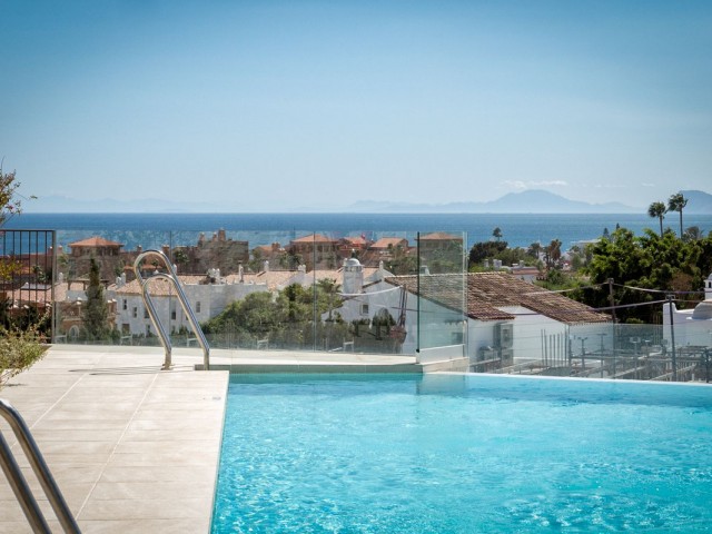 Adosado con 4 Dormitorios  en Estepona