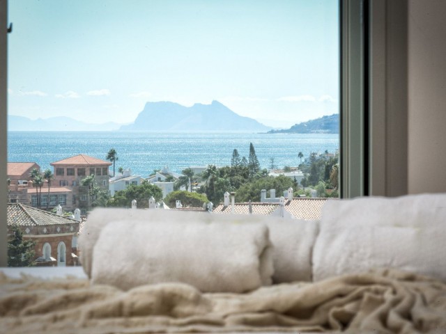 Adosado con 4 Dormitorios  en Estepona