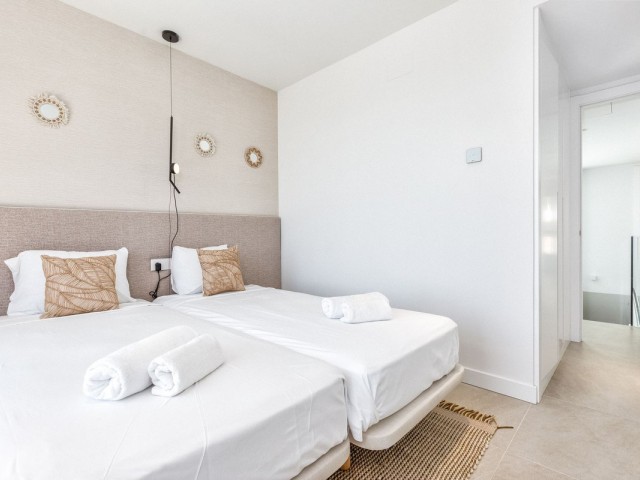 Adosado con 4 Dormitorios  en Estepona